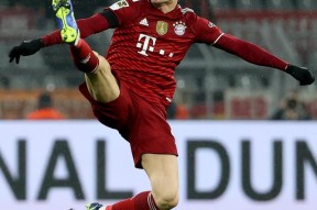 平博体育-莱万多夫斯基迎来七赛季高光表现，曼联球迷沸腾！-平博体育